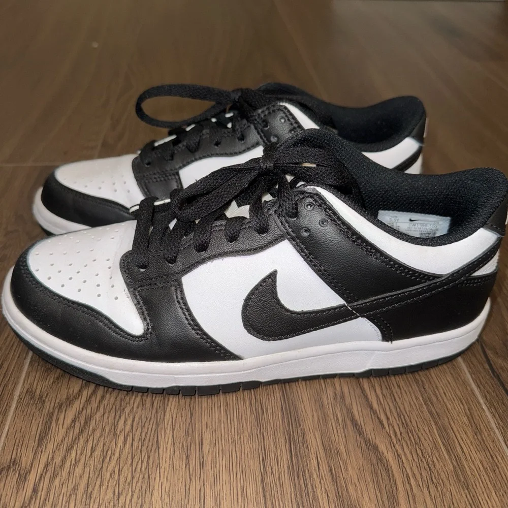 Nike Black and White Sneakers Classic Dunk Style - Picture 4 of 8